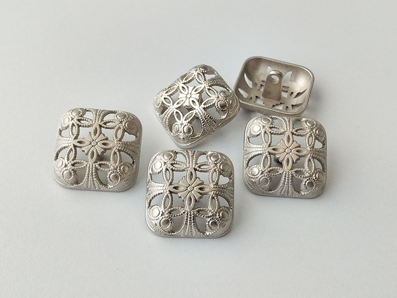 Wunderschöne matt silberfarbene Metallknöpfe mit Durchbruch in viereckiger Form Kopie