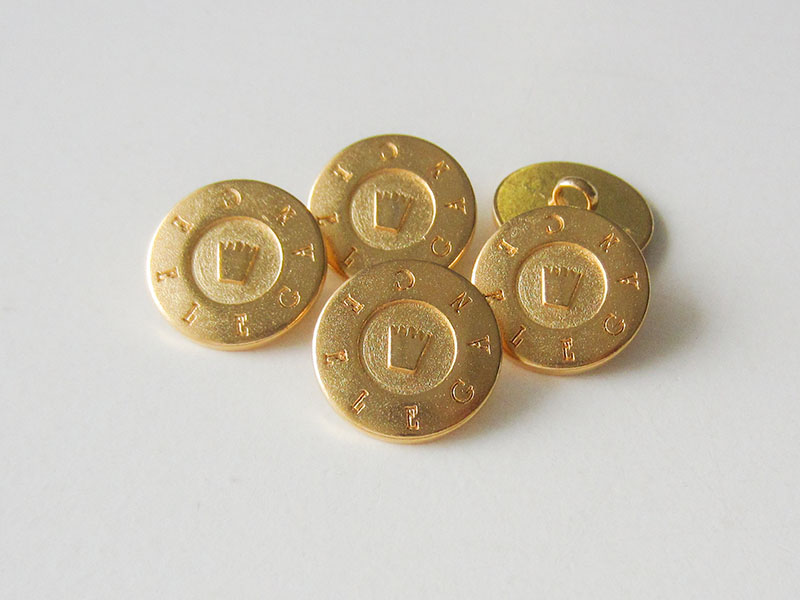 Goldfarbene Metall Ösen Knöpfe mit Krone und Schriftzug "Elegance"
