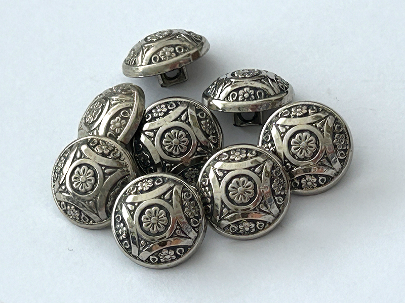 Trachtenknopf aus Kunststoff in Altsilber, gewölbt, 15mm
