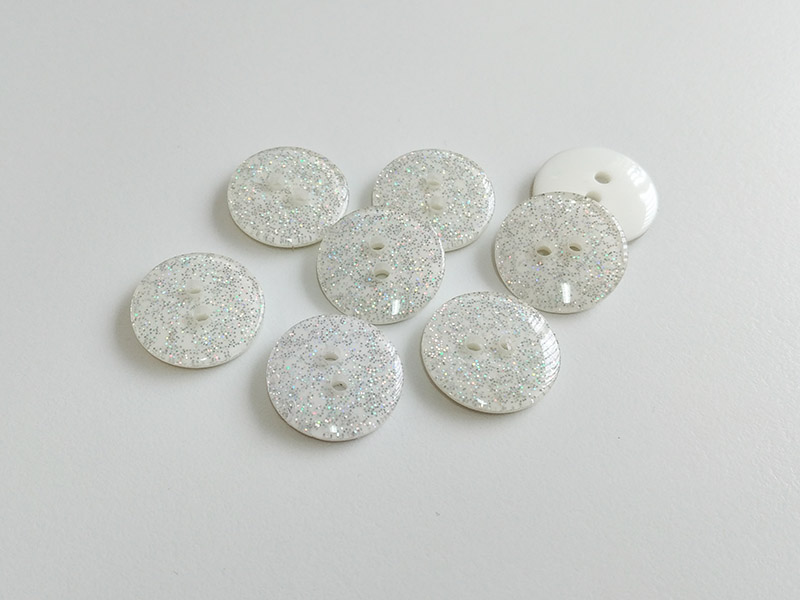 www.knopfparadies.de - 6218gl - Kleine, hell glitzernde Kunststoffknöpfe mit zwei Löchern