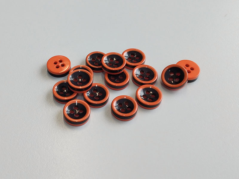 www.knopfparadies.de - 6751or - Orange-schwarz gestreifte Kinderknöpfe aus Kunststoff