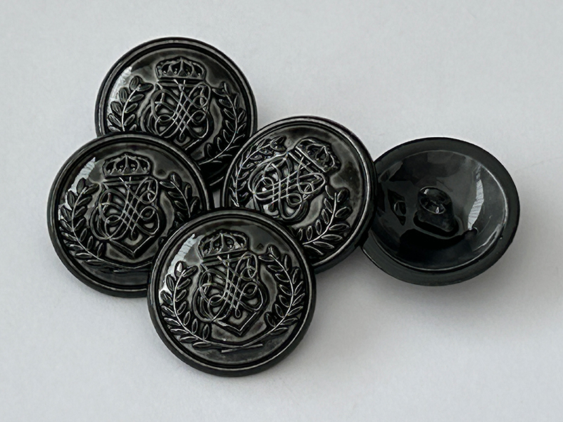 Schwarzer Metall-Wappenknopf mit Krone, Monogramm und ungleichmäßiger Lackierung