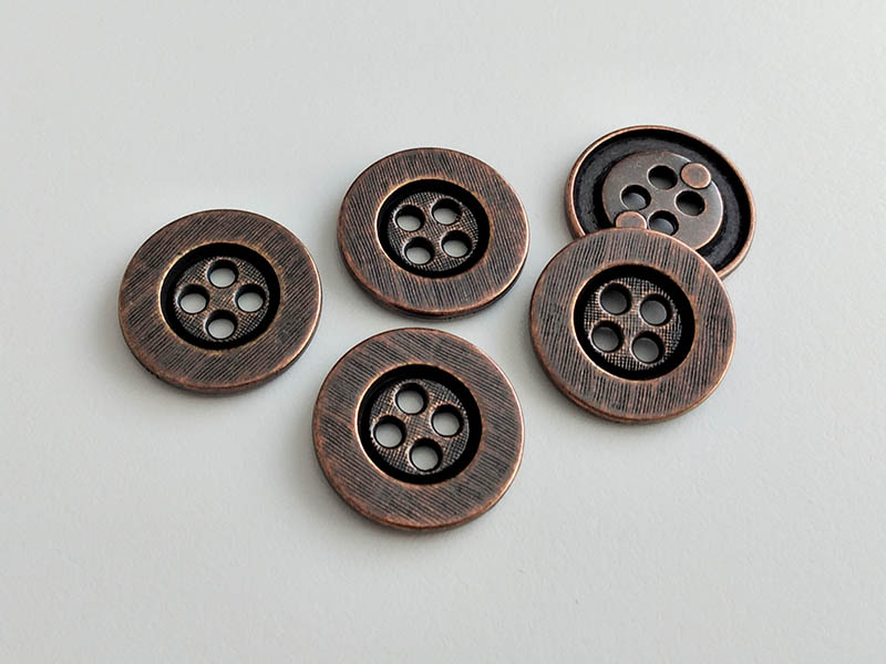 www.knopfparadies.de - 6420ak - Altkupferfarbene Metallknöpfe mit vier Löchern und breitem Rand