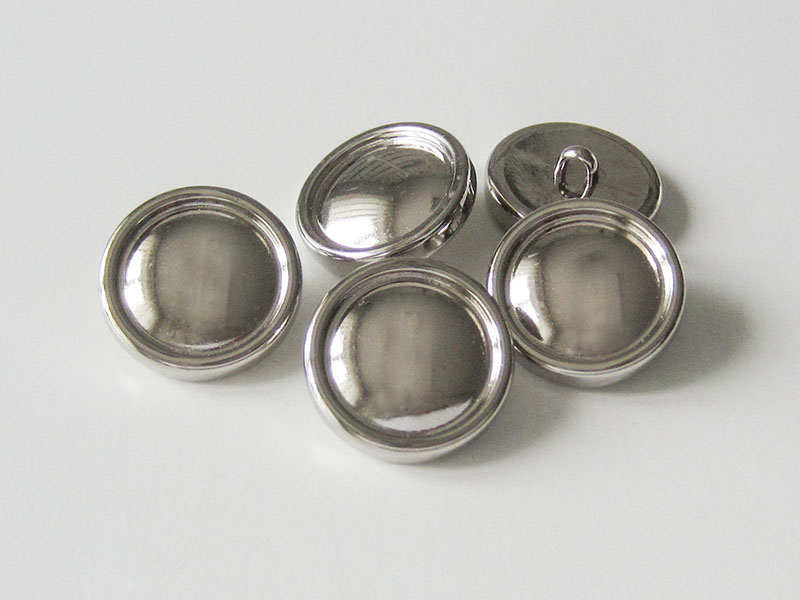 www.Knopfparadies.de - 3102si - Leichte glänzend silberfarbene Ösen Kunststoffknöpfe in Metall Optik