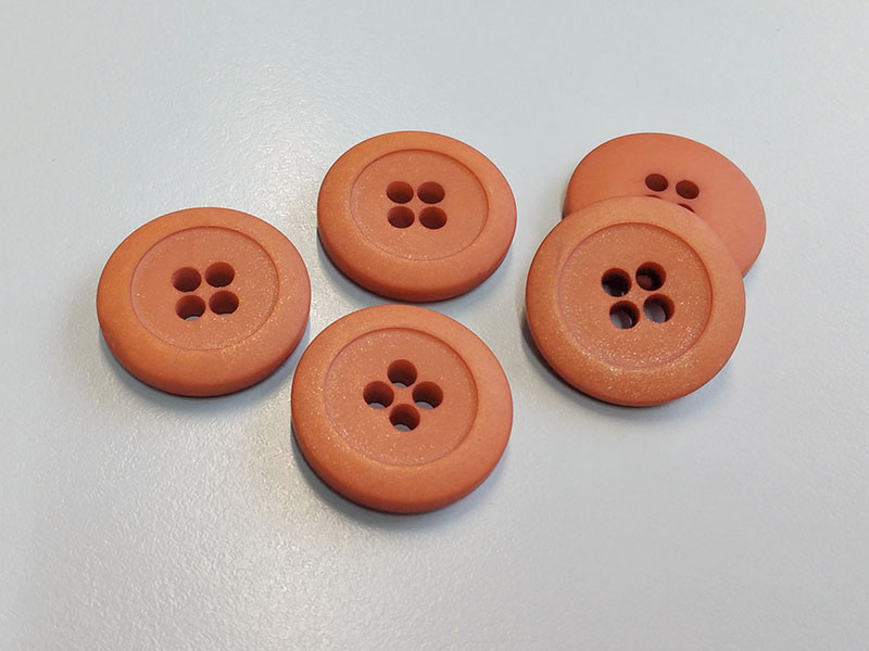 www.knopfparadies.de - 2612br - Orange bis braun schimmernde Kunststoffknöpfe mit vier Löchern