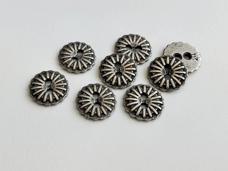 Hübsche, kleine Metallknöpfe mit zwei Löchern, fast wie kleine Blüten