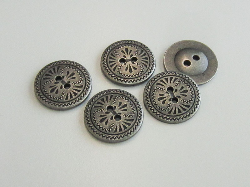 Dunkelsilberfarbener Metallknopf