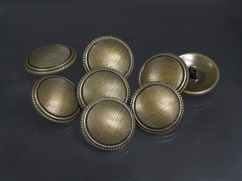 Altmessingfarbener Metallknopf in Linien-Design