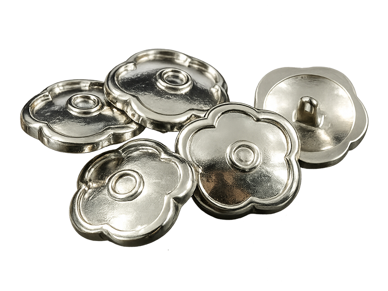 Silberfarbene Metallknöpfe Blütenform