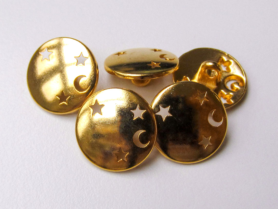 Schöne goldglänzende Metallknöpfe mit Sternenmotiv
