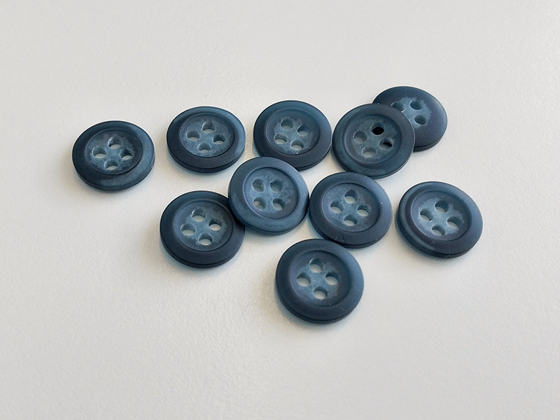 www.knopfparadies.de - 6380bl - Blaue Blusenknöpfe aus Kunststoff