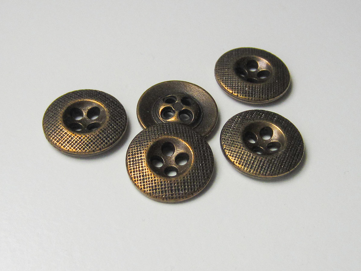 Kleiner Vierloch Metall Knopf mit Raster Muster