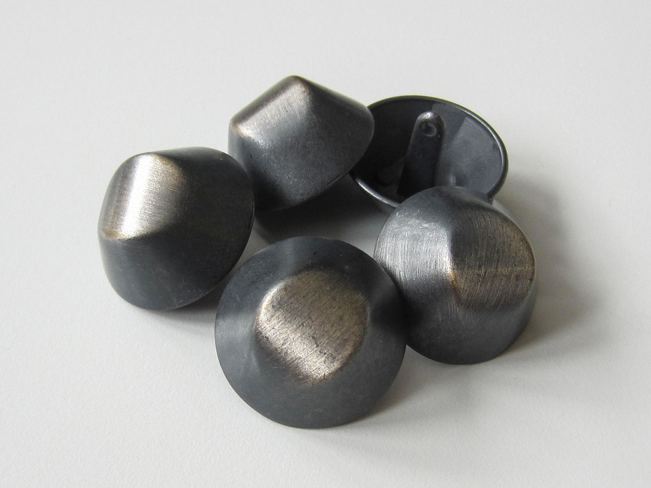 Stark gewölbter eisenfarb. Metall Knopf in Kegel Form