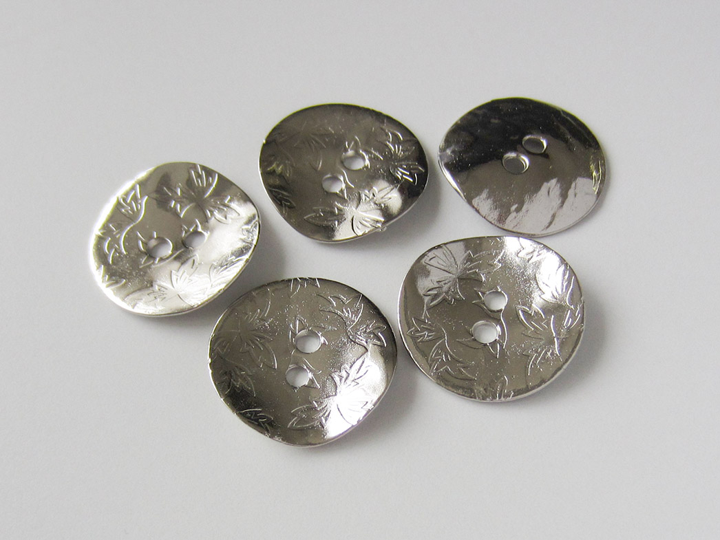 Gebogener Zweiloch Metall Knopf mit Blätter Motiv