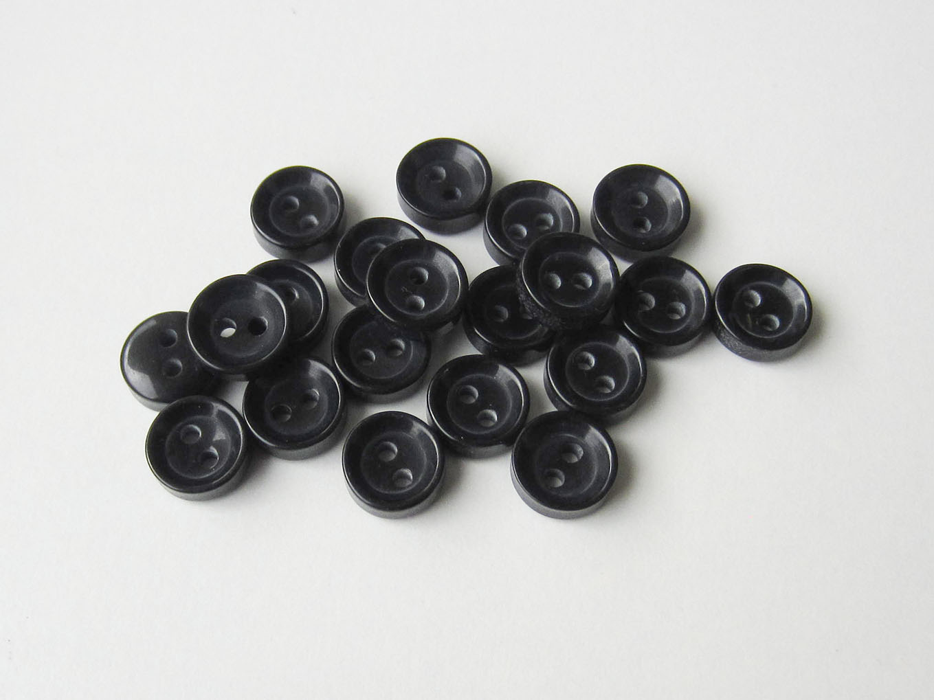 100er Set kleiner schwarzer Zweiloch Knopf / B-Ware