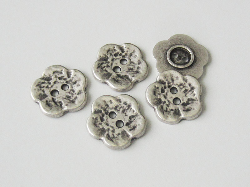 Metallblüten-Knopf altsilber – 2-Loch Knopf in Blütenform