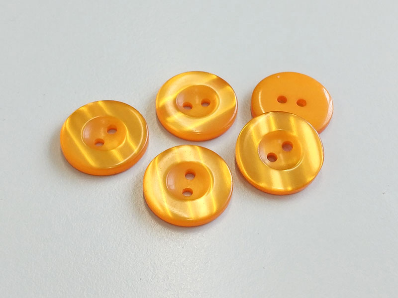www.knopfparadies.de - 6030or - Orange schimmernde Kunststoffknöpfe mit zwei Löchern