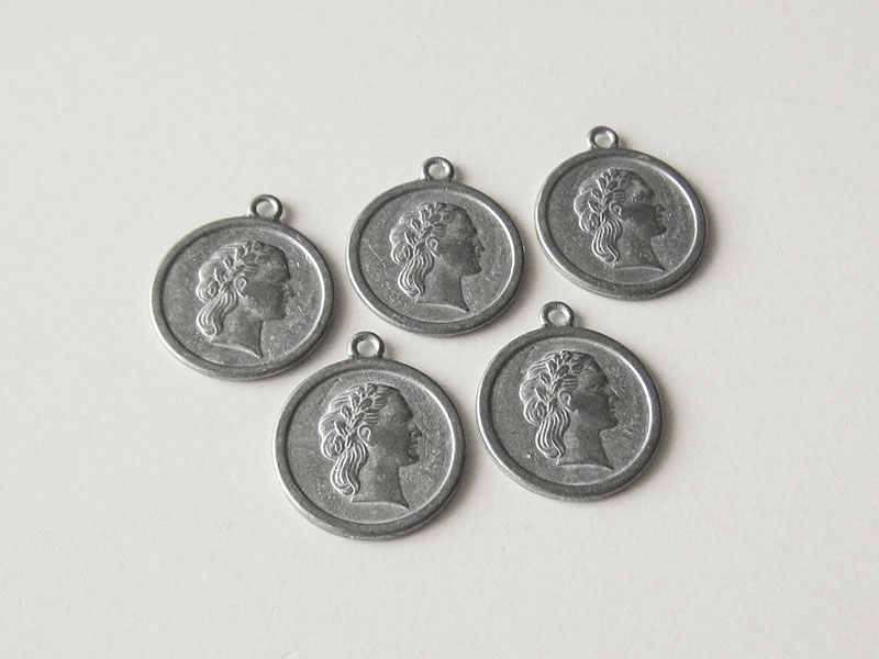 www.Knopfparadies.de - 2678zi - Antik wirkender Metallanhänger mit Frauen Relief