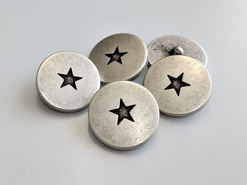 Vintage - matt altsilberfarbene Metallknöpfe mit 5-zackigem Stern