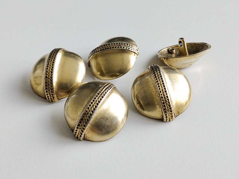 www.knopfparadies.de - 6059ag - Altgoldfarbene Metallknöpfe mit Zierband