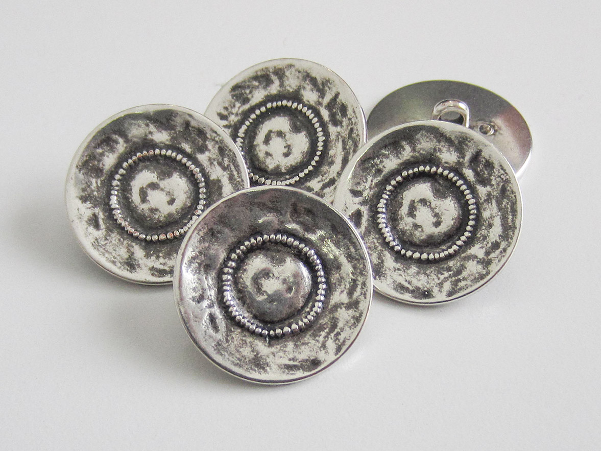 Metall Ösen Knopf in antiker Altsilber Optik mit Herz