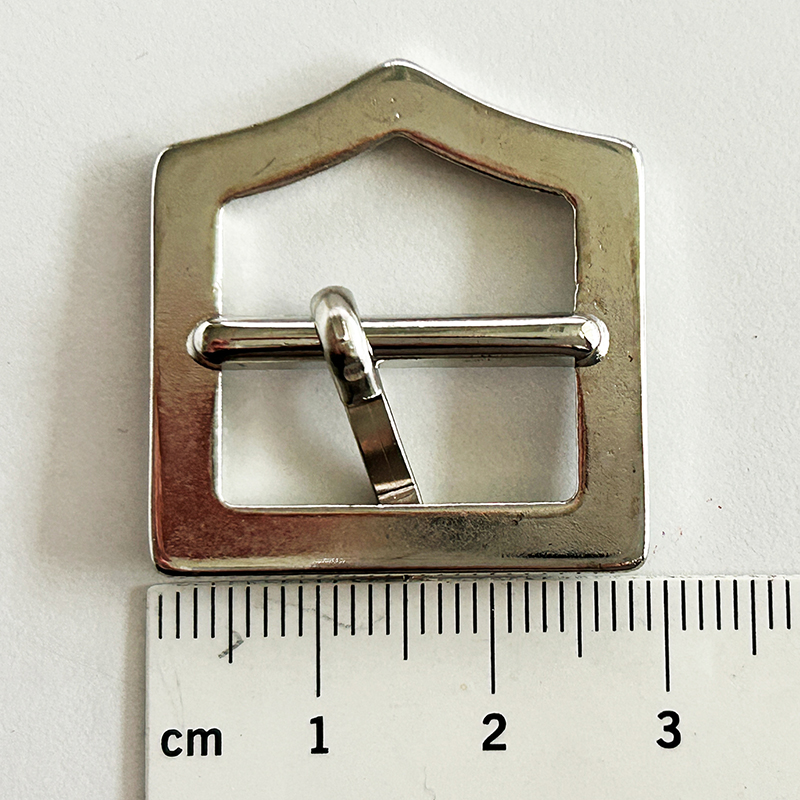 Hübsche kleine, glänzend silberfarbene Gürtelschnalle mit Dorn