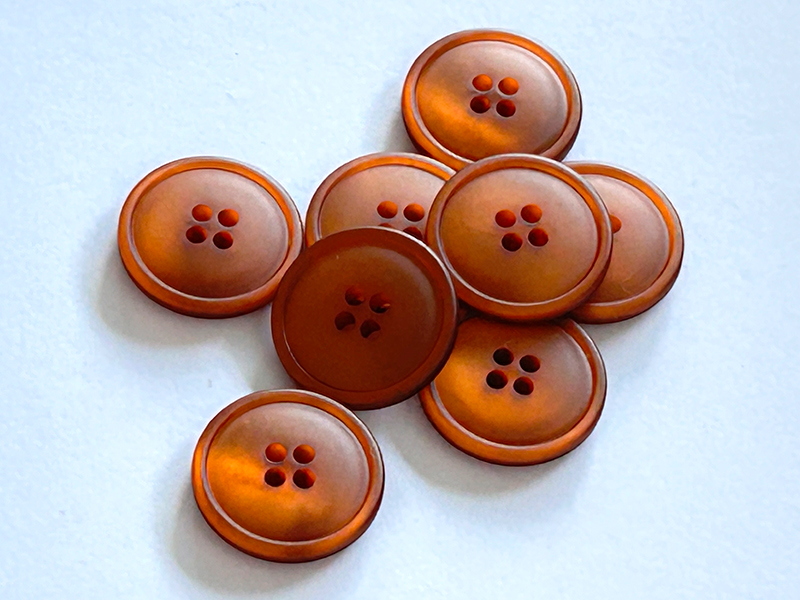 Runder Kunststoffknopf in Orange mit leuchtendem Schimmereffekt – 4-Loch