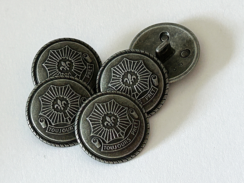Eisenfarbener Metallknopf mit Toujours Prêt Wappen und Fleur-de-Lis
