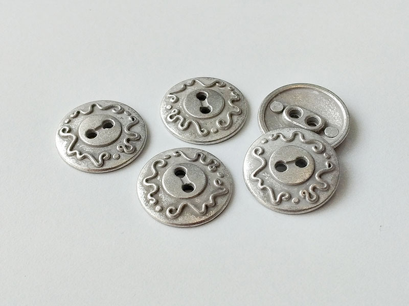 www.knopfparadies.de - 1002si - Patiniert silberfarbene Metallknöpfe mit zwei Löchern