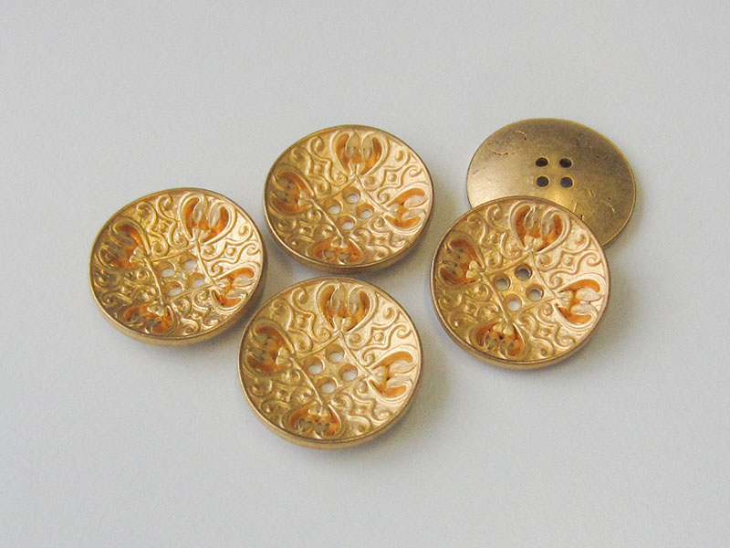 www.knopfparadies.de - 3834go - Nostalgisch gemusterte Vierloch Metallknöpfe in Gold