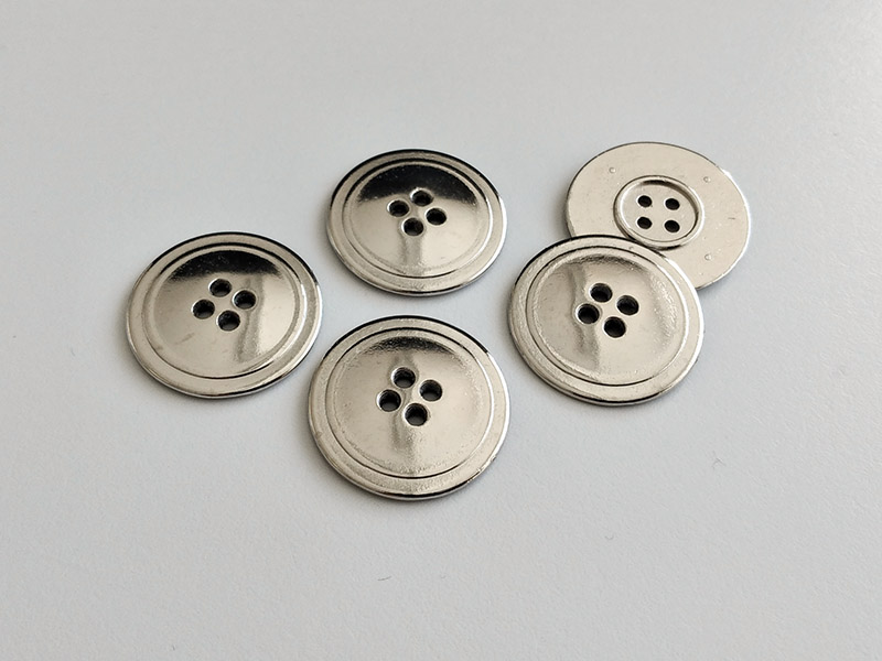 www.knopfparadies.de - 4407si - Flache, matt silberfarbene Metallknöpfe mit vier Löchern