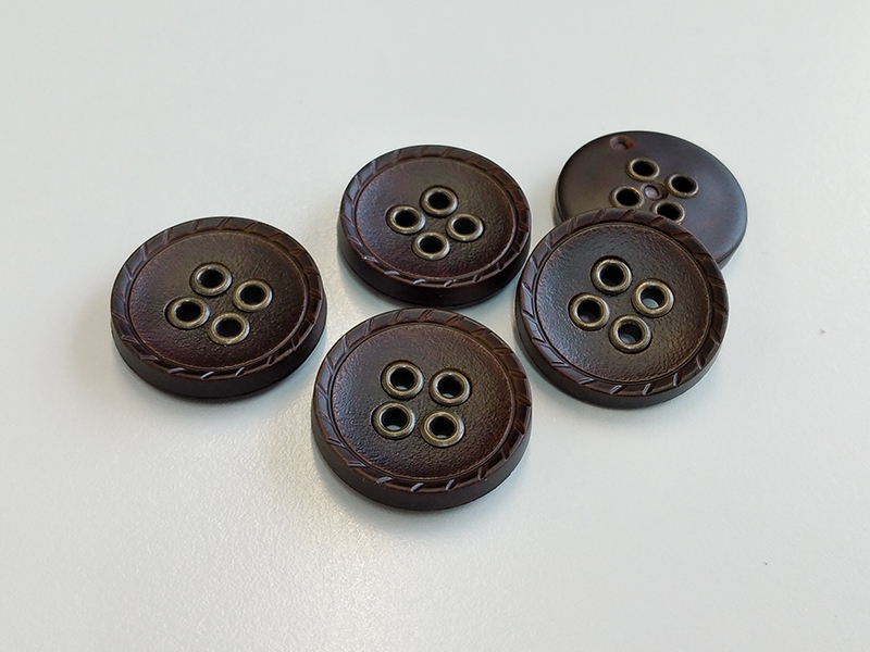 www.knopfparadies.de - 6075db - Dunkelbraune Vierlochknöpfe aus Kunststoff in Lederoptik