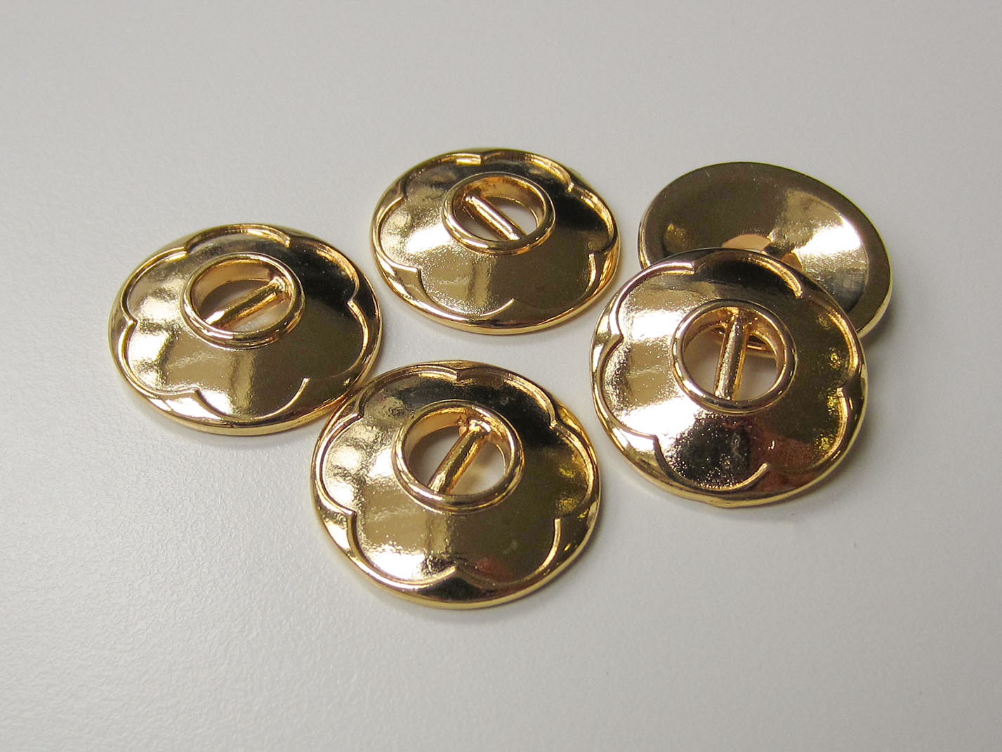 Moderner goldfarbener Steg Metall Knopf mit Blume