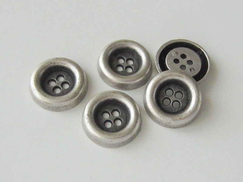 Altsilberfarbener Vierloch Metallknopf mit Wulstrand