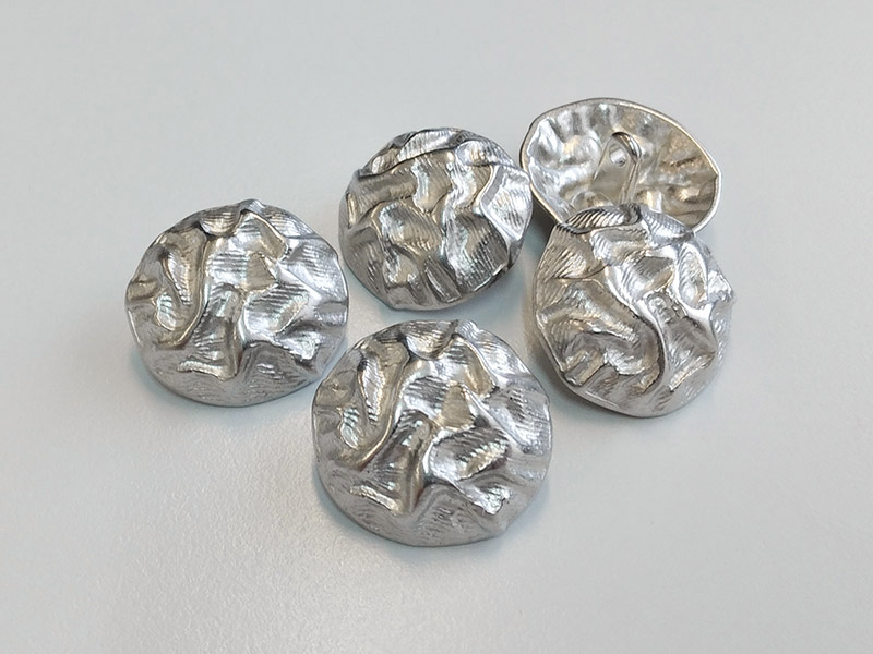 www.knopfparadies.de - 4553si - Silberfarbene Metallknöpfe, fast wie drapierter Stoff