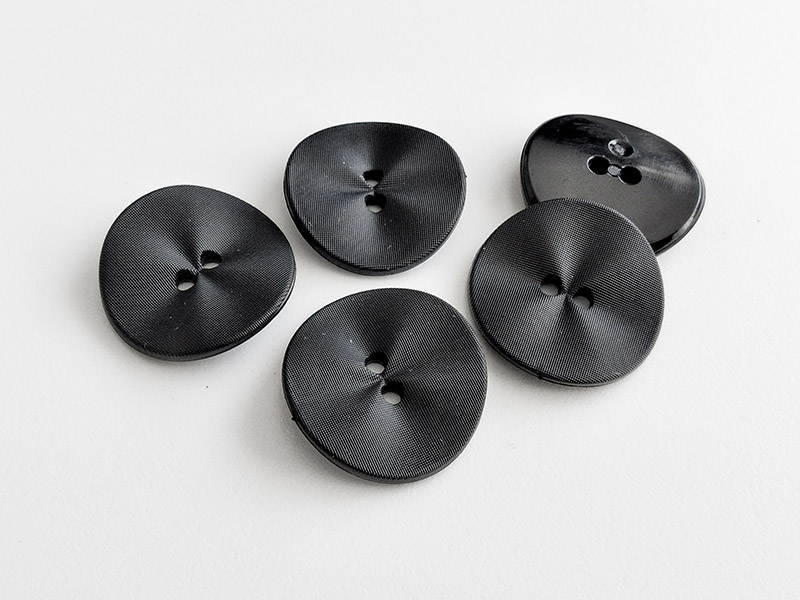 www.knopfparadies.de - 6419sc - Schwarze Mantelknöpfe aus Kunststoff in Wellendesign