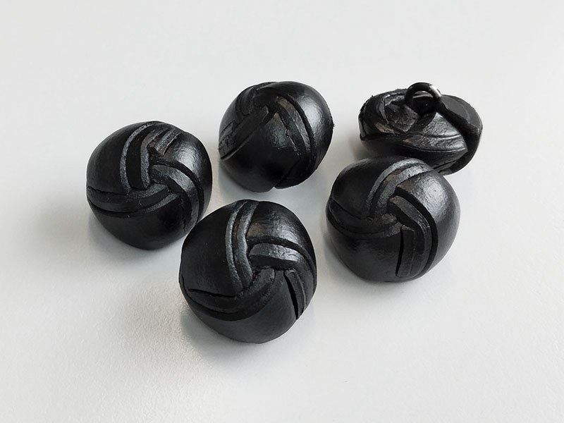 www.knopfparadies.de - 6951sc -  Schwarze Lederknöpfe in ausgefallenem Design