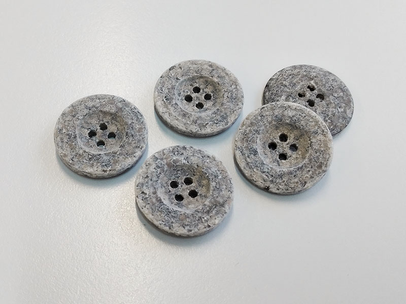 www.knopfparadies.de - 6607gb - Grau-Beige Vierlochknöpfe aus gepresster Baumwollfaser / Eco Velvet