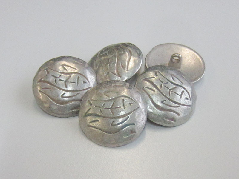 Metallknopf mit Fisch-Motiv