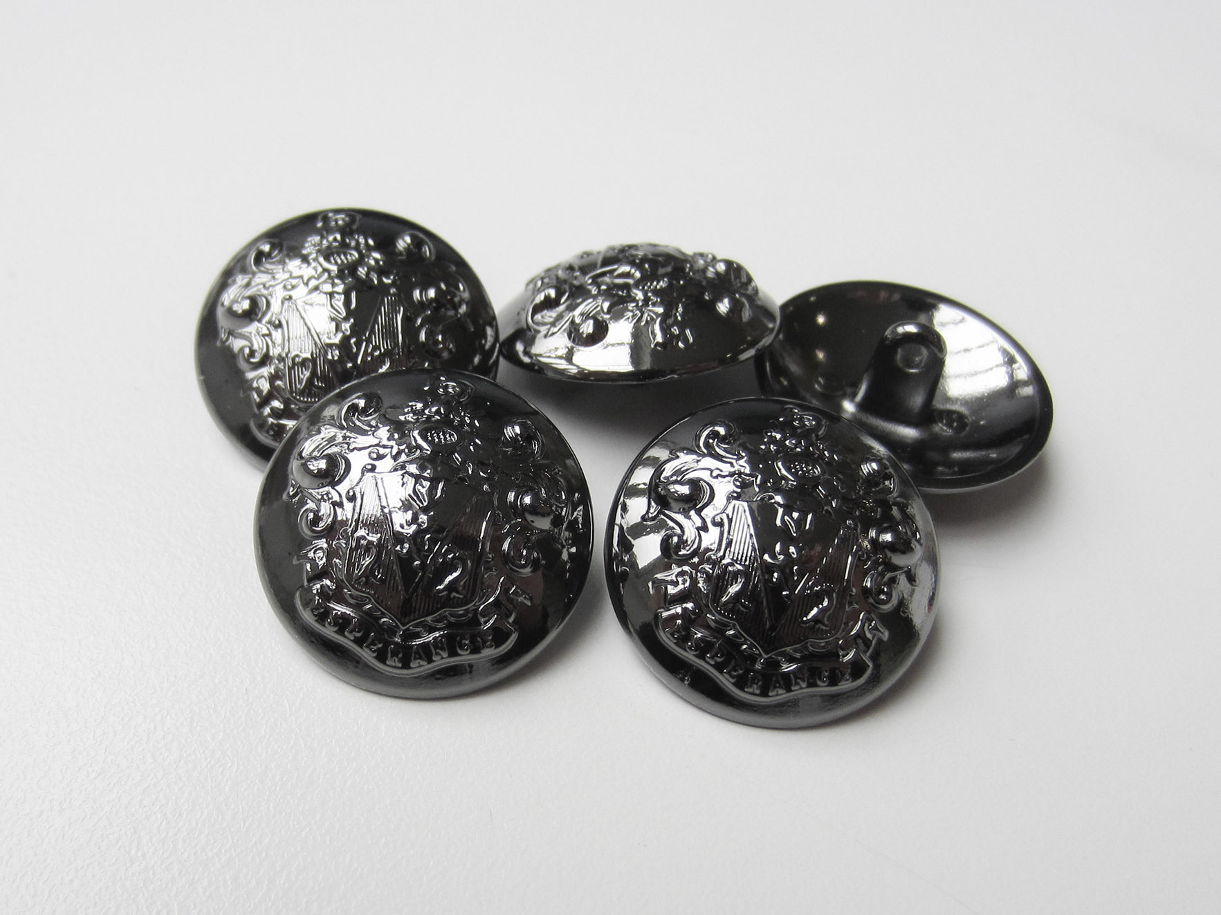 Besonders eindrucksvoller Wappenknopf aus Metall