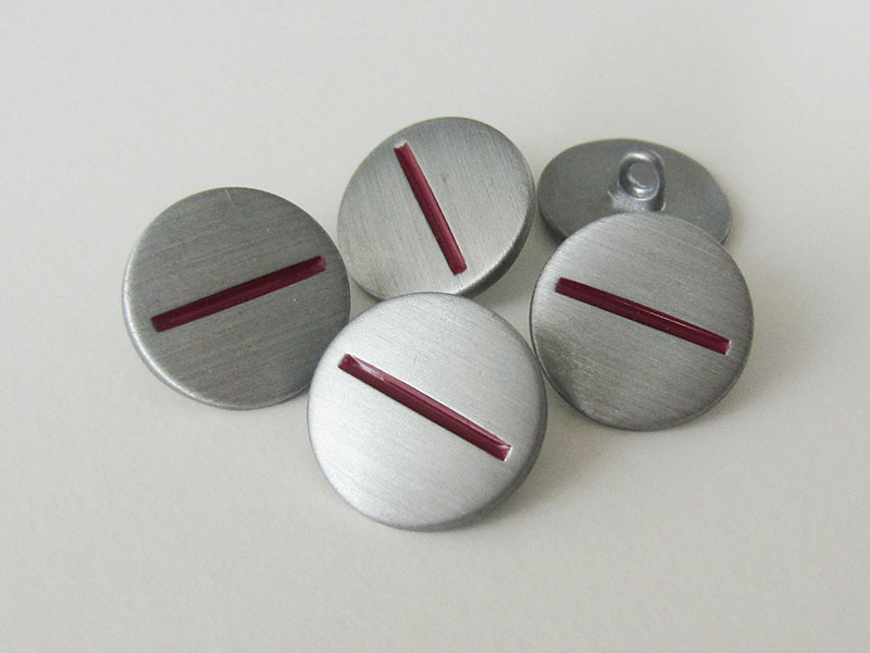 www.Knopfparadies.de - 5328dr - Moderne Metallknöpfe mit dunkelrotem Strich