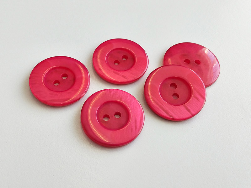www.knopfparadies.de - 5924ma - Dunkel pink eingefärbte Mantelknöpfe aus Kunststoff