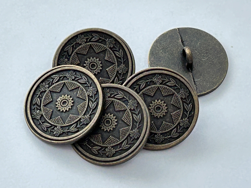 Metallknopf altmessingfarben mit nostalgischem Ornament