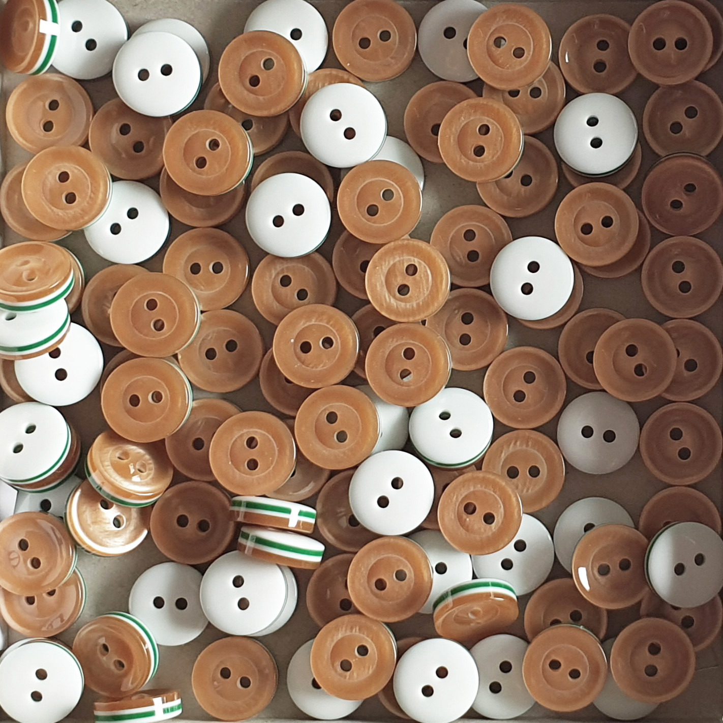 Packung mit 10 orange-beige-weiß-grünen Sandwich-Hemdenknöpfen aus Kunststoff