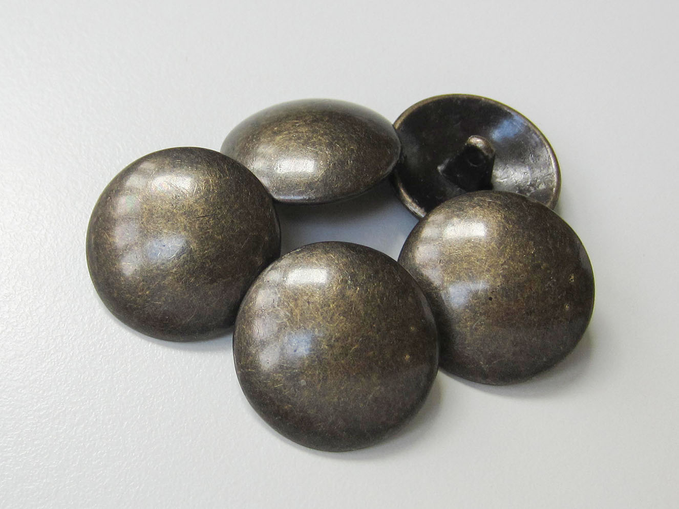 Altmessingfarbene Uniformknöpfe aus Metall