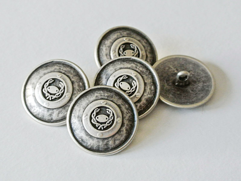 Schöner, altsilberfarbener Metallknopf