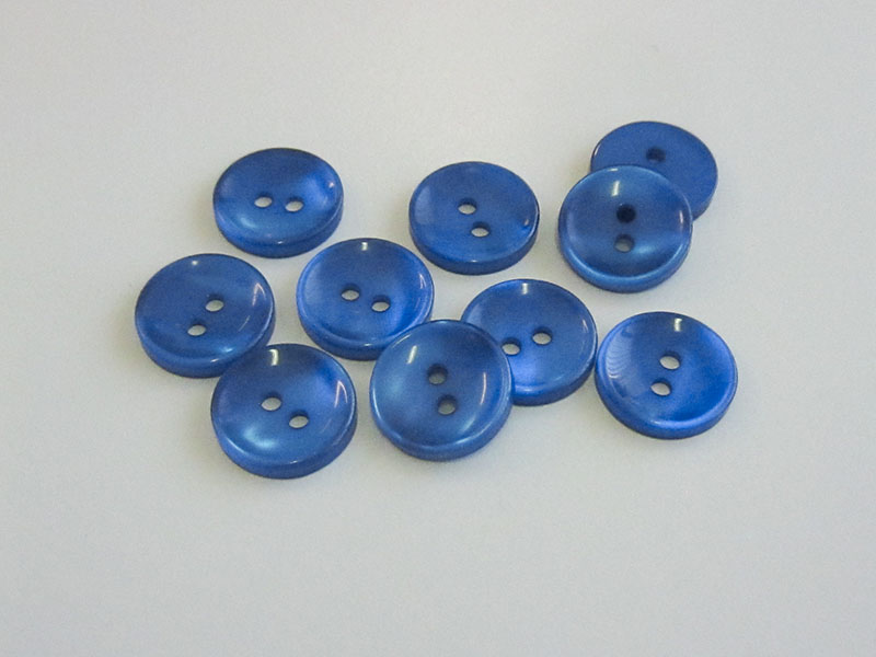 www.Knopfparadies.de - 5961kb - Schillernde kleine Zweiloch Kunststoffknöpfe in Blau