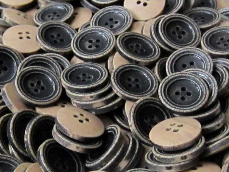 Tellerförmiger schwarz hellbrauner Kunststoff Knopf