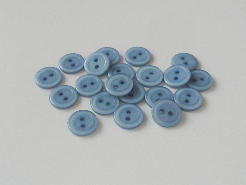 www.knopfparadies.de - 3335hb - Hellblaue Blusenknöpfe aus Kunststoff mit zwei Löchern