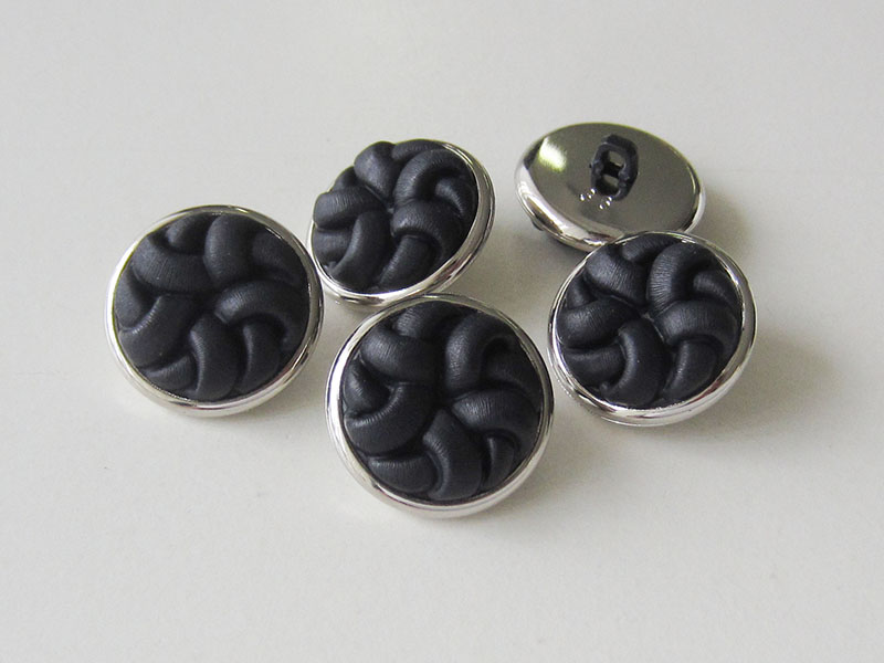 www.Knopfparadies.de - 5187sc - Ausgefallene Kunststoffknöpfe in Schwarz & Silber